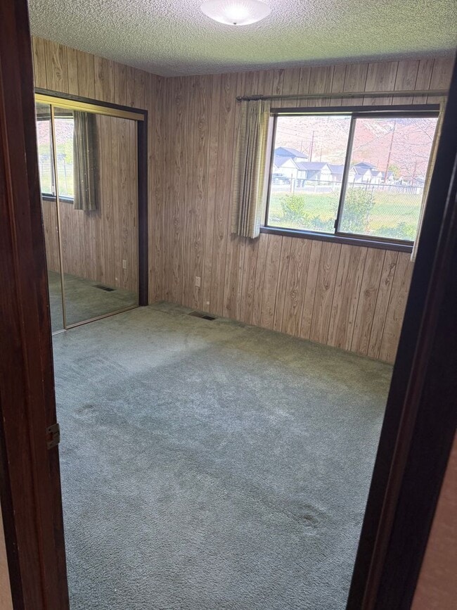 Building Photo - Adorable 1970's Farmhouse - 3 bed 1 bath