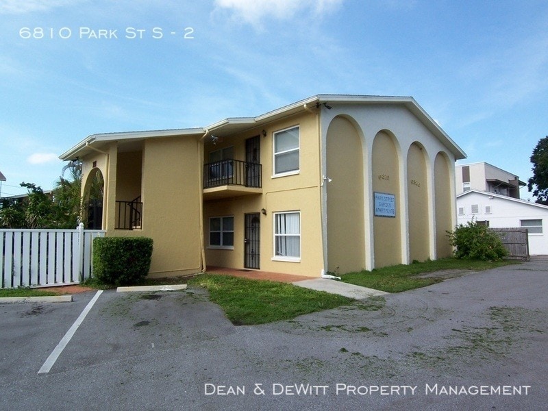 6810 Park St S Unit 2, South Pasadena, FL 33707 Room for Rent in South Pasadena, FL