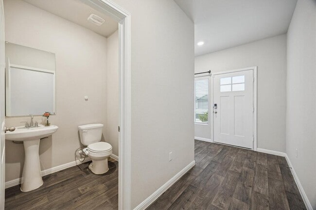 Foto del edificio - 724 Aster Pl