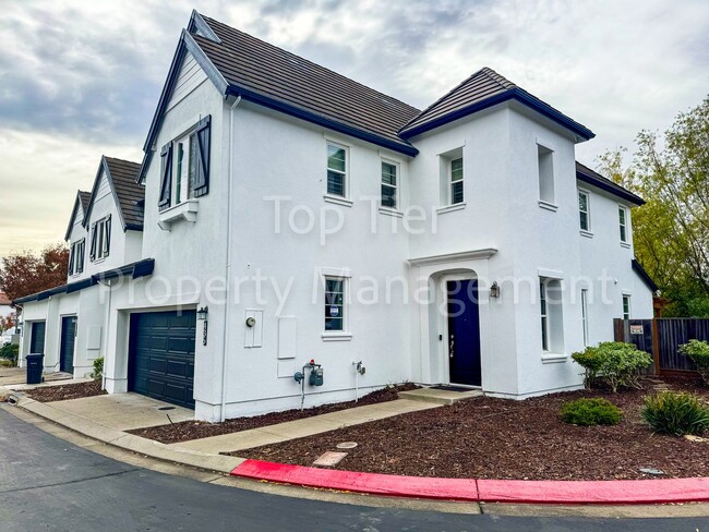 Building Photo - Beautiful 5 bed / 3 bath / 2,247 sq ft tow...