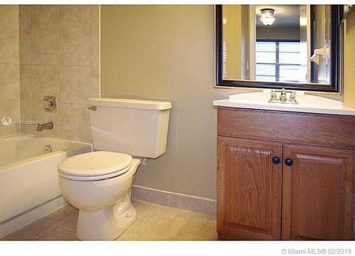Building Photo - 10128 Twin Lakes Dr
