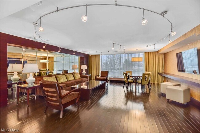 Foto del edificio - 12900 Lake Ave