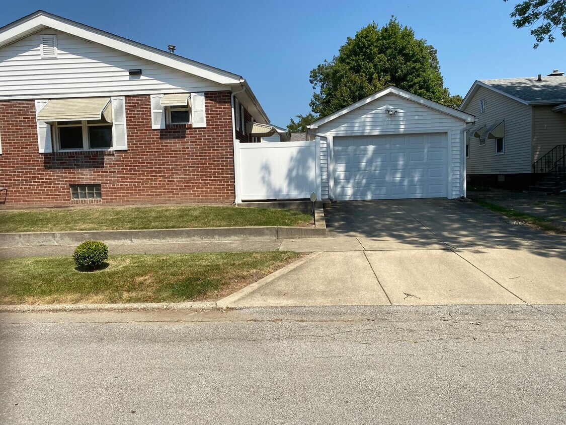 Side and Patio and Garage - 868 S 17th St