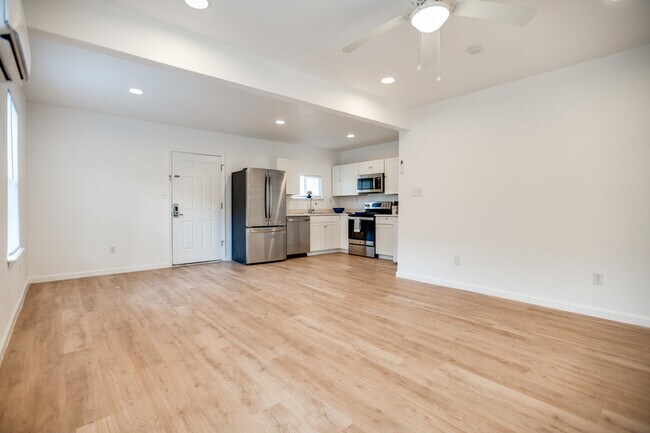 Building Photo - 905 W Abram St
