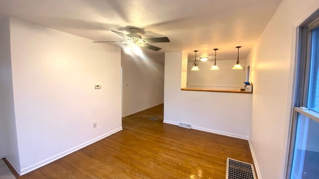 Building Photo - 1431 E Paris Ave