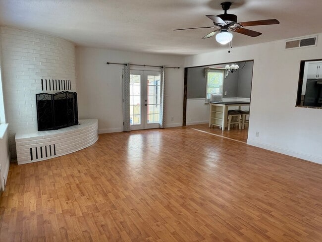 Building Photo - 223 Pollasky Ave