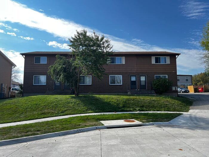 Foto principal - $1,395 | 3 Bedroom, 1.5 Bathroom Townhome ...