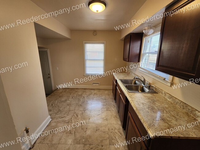 Building Photo - 3 Bedroom / 1 Bath Home near Sunnyside Par...