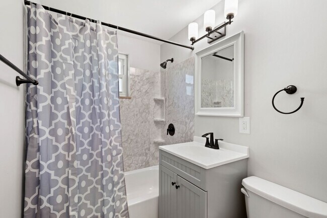 Building Photo - GORGEOUS, SLEEK MCKEES ROCKS 4 BEDROOM 1.5...