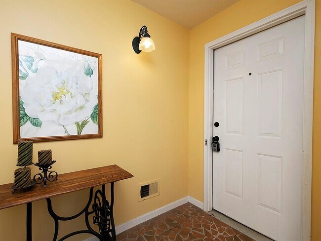 Foto del edificio - 8950 Carroll Manor Dr