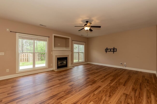 Building Photo - Lovely Large Family Home in Fuquay!