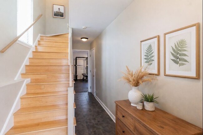 Building Photo - 842 W St Johns Pl