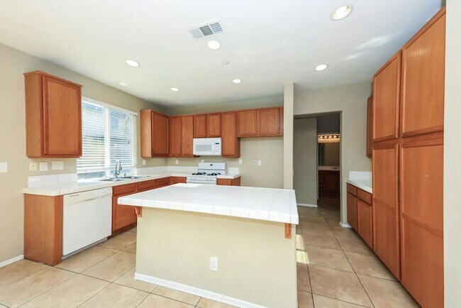 Building Photo - 6976 Lisa Dr