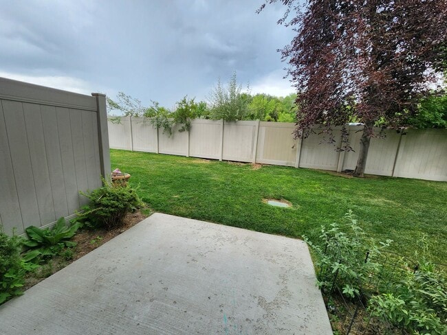 Building Photo - ELF PRICED! 3 bd. 2.5 bath Luxury Townhome!