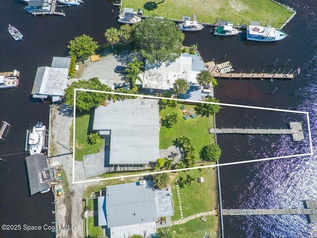 Foto del edificio - 3957 Canal Dr