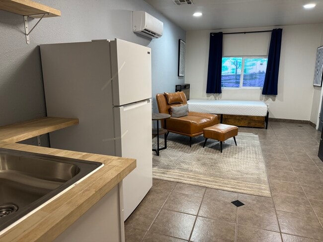 Building Photo - 938 E Amelia Ave