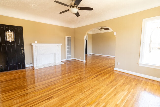 Building Photo - 1105 S Cloverdale Ave