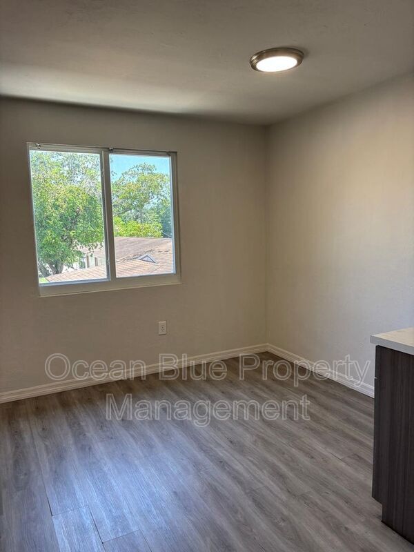 Building Photo - 3754 Lora St