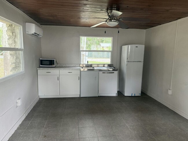 Building Photo - 14035 W River Rd