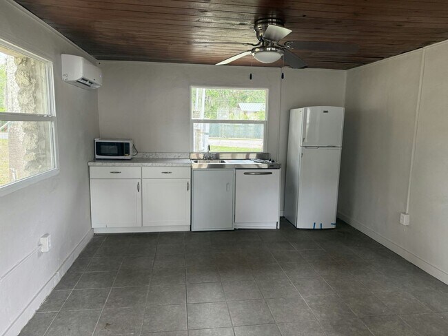 Foto del edificio - 14035 W River Rd