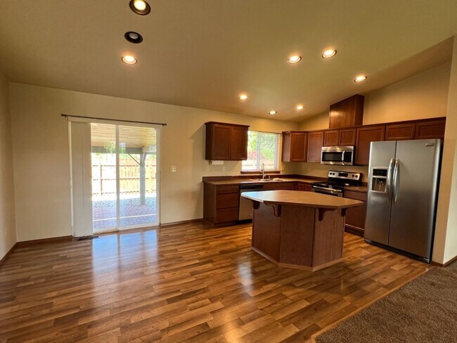 Building Photo - Beautiful 3 bed/2 bath home with garage, a/c and private covered patio!