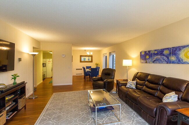 Sala de estar, comedor, cocina - 207 5th Ave SW #308
