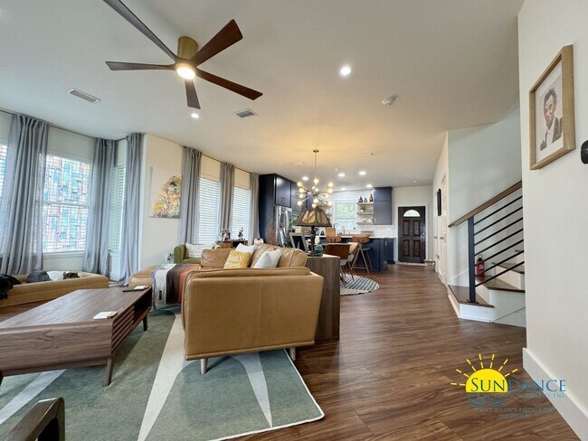 Foto del edificio - MUST SEE Waterfront Home with Custom Renov...