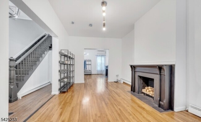 Building Photo - 13 2nd Ave