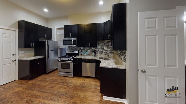 Building Photo - 2130 W. Cermak Road Unit 2F