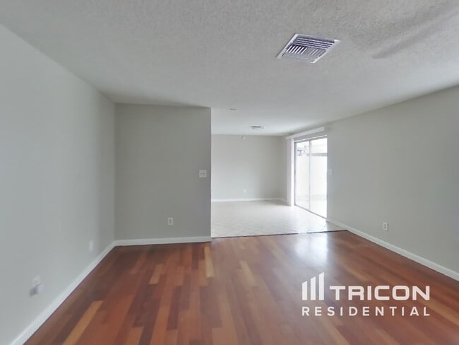 Foto del edificio - 3311 Russett Dr