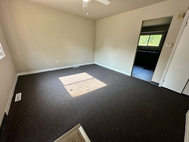 Building Photo - Updated 3 bedroom