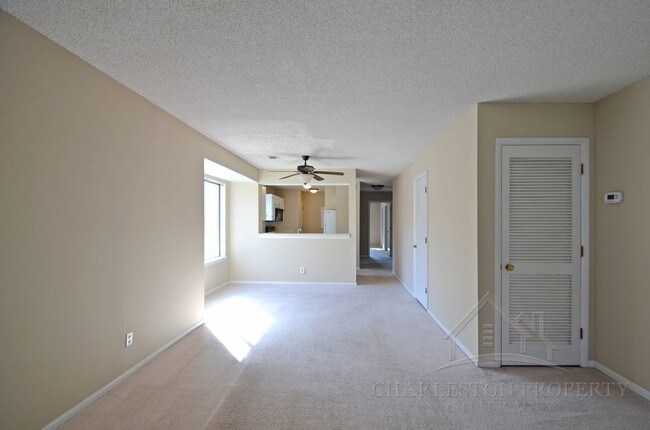 Building Photo - Three Bedroom Condo Close to the Beach