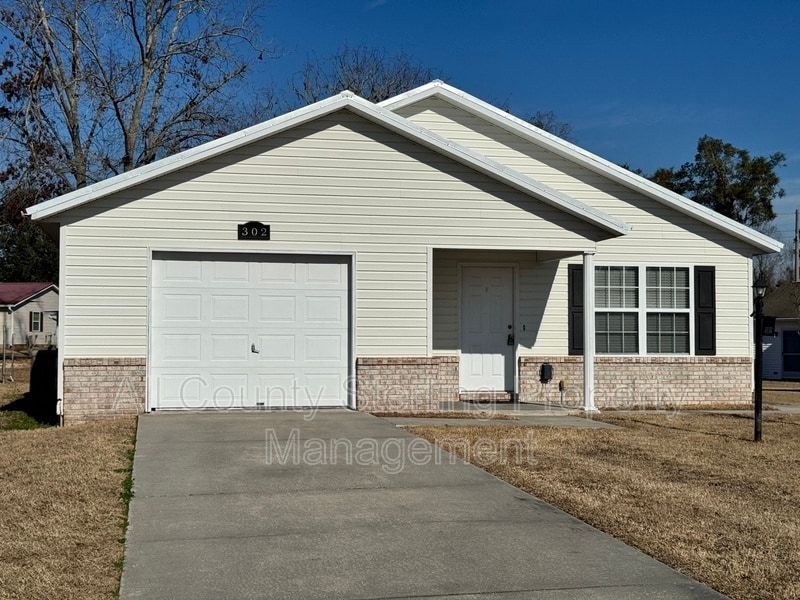 Primary Photo - 302 SE Elm Loop
