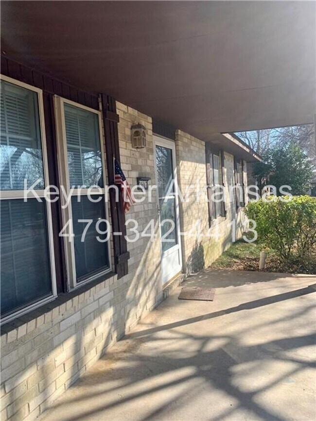 Foto del edificio - Charming Home with Open Kitchen, Fireplace & 2-Car Garage