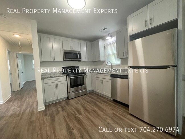 Building Photo - 2825 Wedgefield Dr