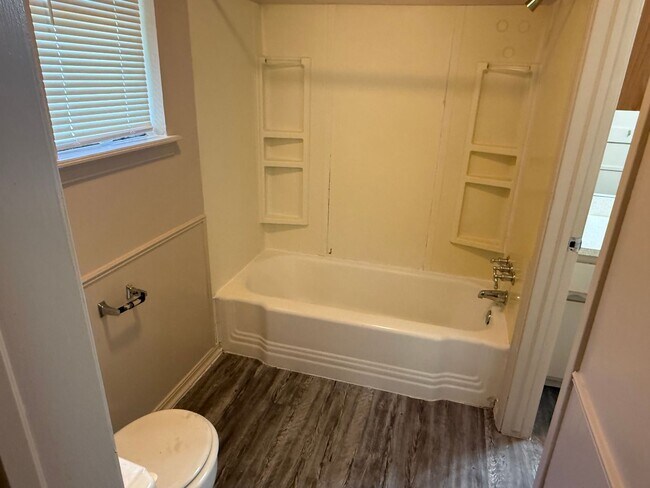 Foto del edificio - New paint and appliances, luxury vinyl plank and a fenced yard, these 3 beds 1.5 bath is ready fo...