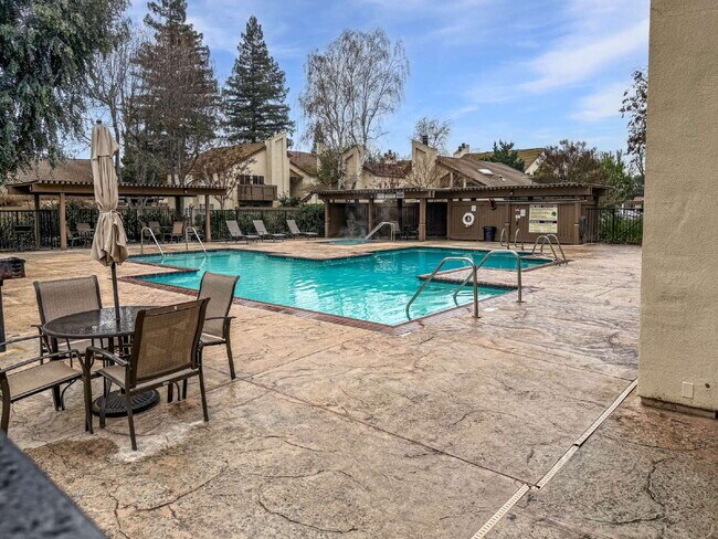 Foto del edificio - 3700 Tully Rd