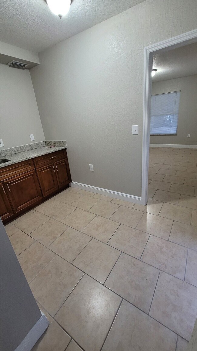Foto del edificio - 7213 N Hubert Ave