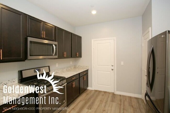 Building Photo - Cozy 3Bdm 2.5Ba home in Capobella Ave.