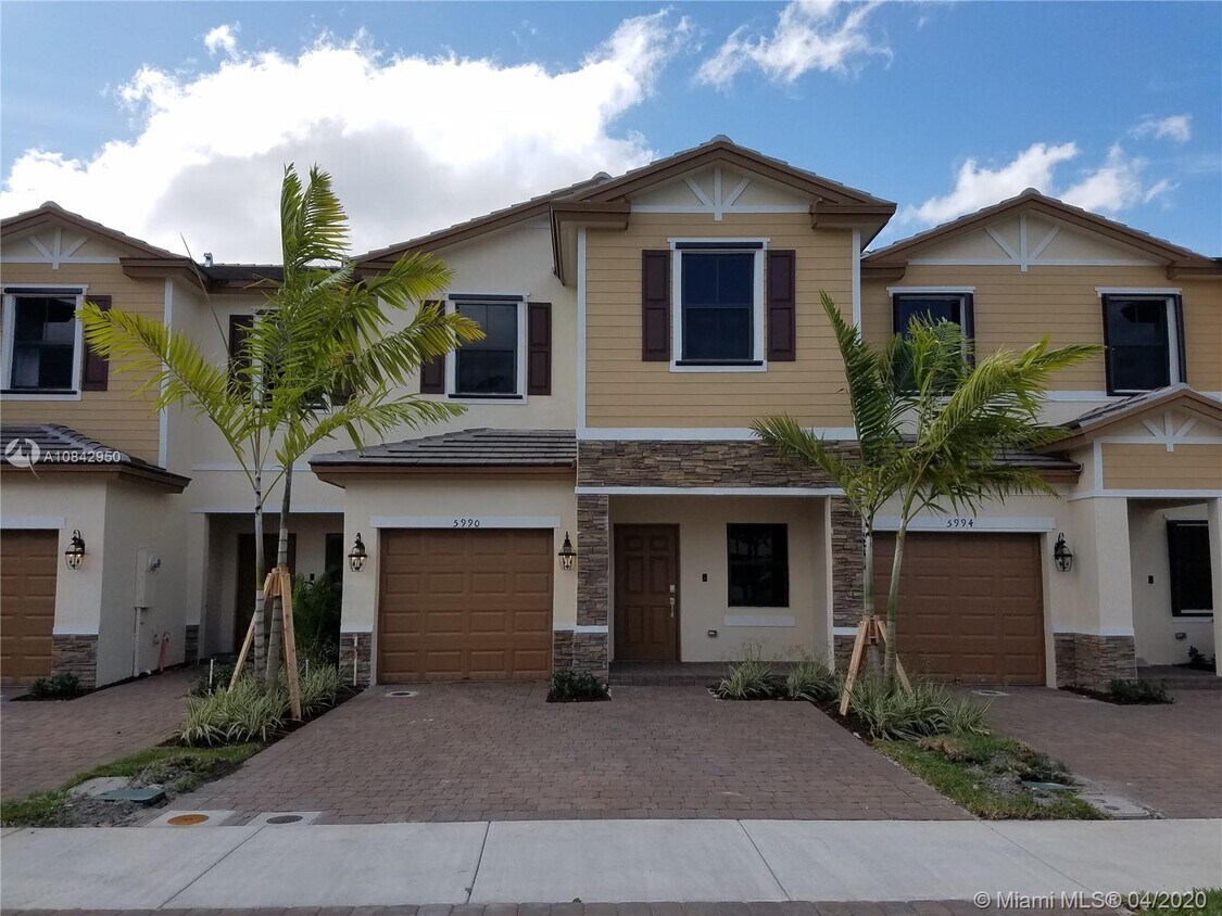 Foto principal - 5990 Mustang Manor Dr