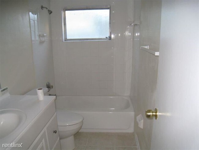 Foto del edificio - 2401 NW 72nd Ave