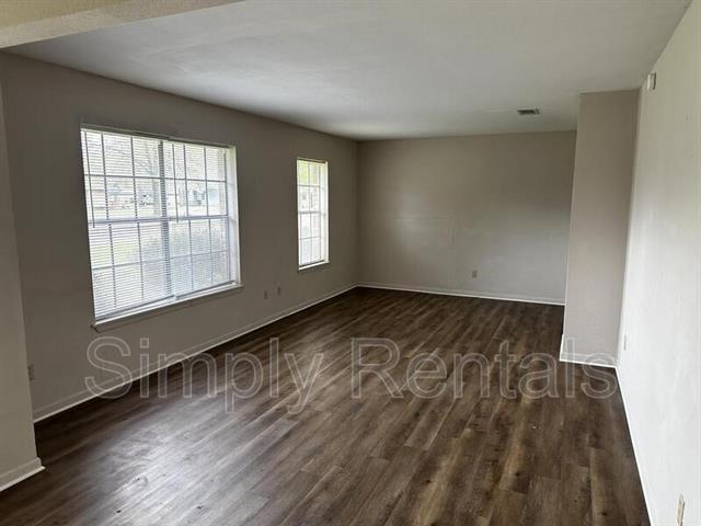 Building Photo - 128 Royal Ln