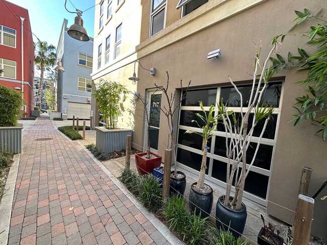Building Photo - PET FRIENDLY!!!2 Bedroom 3 Bath Condo In T...
