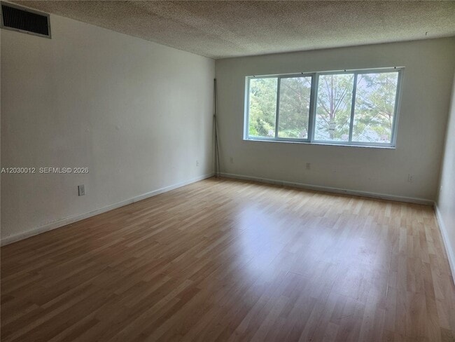 Foto del edificio - 14820 Naranja Lakes Blvd