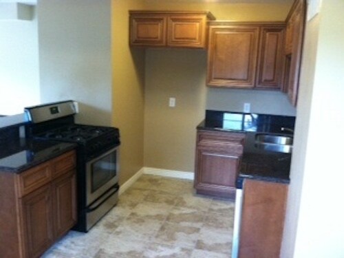 Kitchen - 6620 Hazeltine Ave