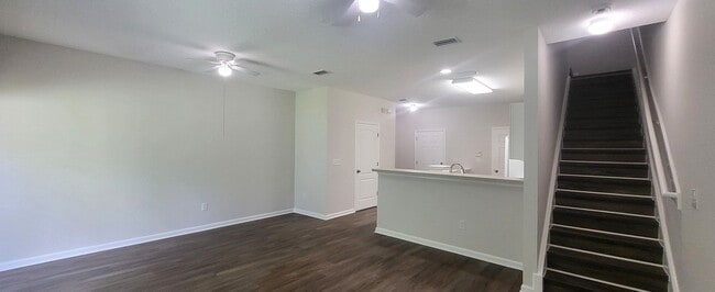 Building Photo - Spacious 2BR/2.5 Bathroom Northside Townho...