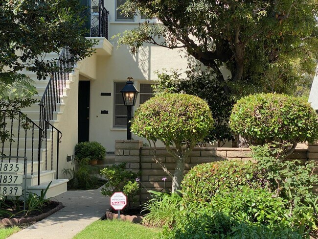 Exterior frontal/Patio de baldosas a la sombra de los árboles - 1835 Kelton Ave