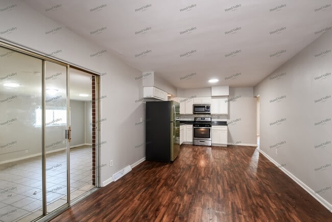 Building Photo - 390 Paul Ave