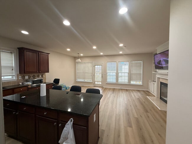 Building Photo - 830 Pimlicon Pl