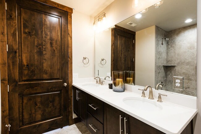 Foto del edificio - 3703 Blackstone Dr